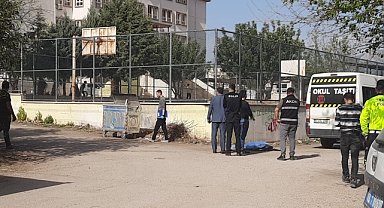 OKUL SERVİSİNİN ALTINDA KALARAK CAN VERDİ