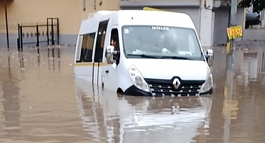 SERVİS ARACI SUYUN İÇİNDE KALDI