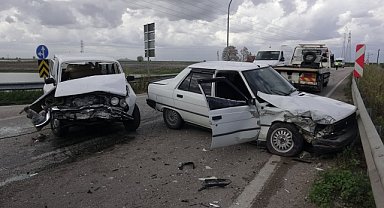 2 otomobilin çarpıştığı kazada 4 kişi yaralandı