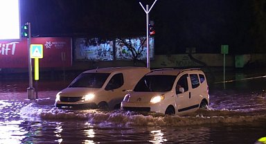 Adana'da sağanak hayatı olumsuz etkiledi