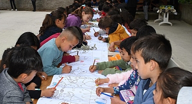 ÇOCUKLAR GİYSİLERİNİ GAZZE'YE GÖNDERDİ