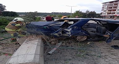 Kaldırıma çarpan otomobildeki 4 kişi yaralandı