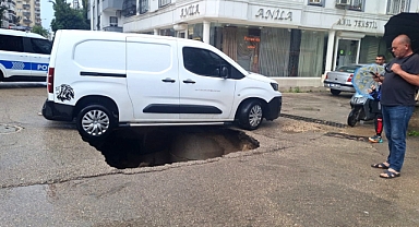 Sağanak nedeniyle çöken yolda bir araç zarar gördü