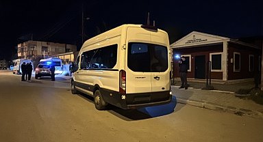 SERVİS MİNİBÜSÜNDE BIÇAKLANDI