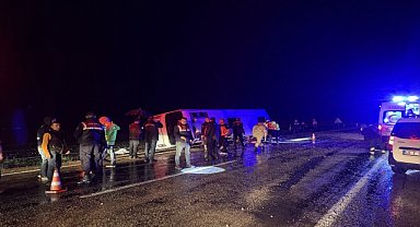GÖÇMEN KAÇAKLARININ ARACI DEVRİLDİ: 1 ÖLÜ, 22 YARALI