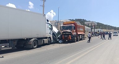 KONTROLDEN ÇIKAN KAMYON 15 ARACA ÇARPTI