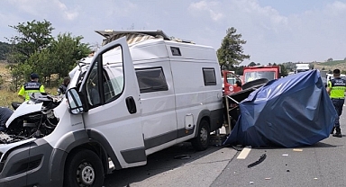 KARAVAN TIRA ARKADAN ÇARPTI: 1 ÖLÜ, 1 YARALI