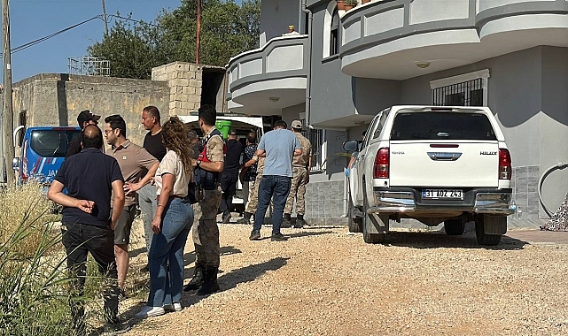 Kızını öldürüp eşini yaraladı
