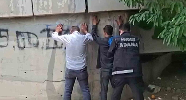 KÖPRÜ ALTINDA UYUŞTURUCU KULLANINCA POLİSE YAKALANDILAR