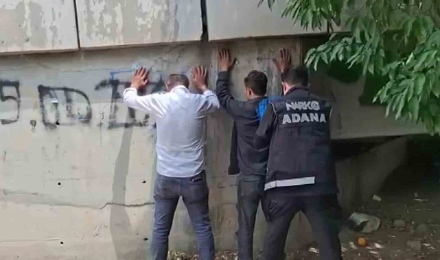 KÖPRÜ ALTINDA UYUŞTURUCU KULLANINCA POLİSE YAKALANDILAR