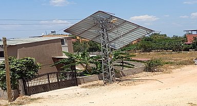 Rüzgarın uçurduğu çatı elektrik direğine asılı kaldı
