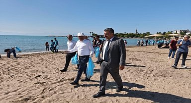 Yumurtalık'ta sahilde temizlik yapıldı