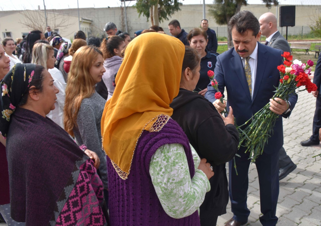 Başsavcı Yeldan’dan kadın mahkumlara karanfil