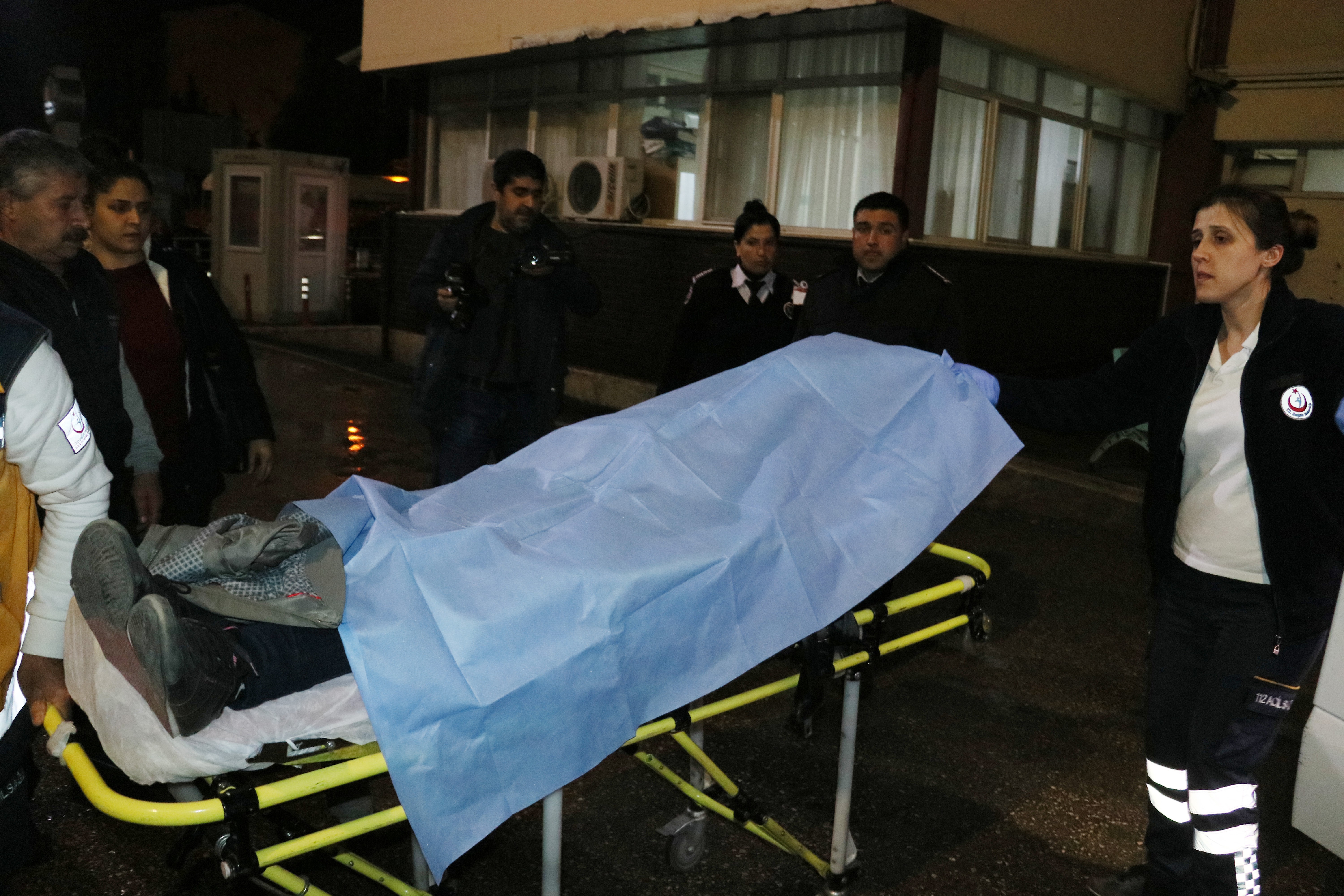 Adana'da silahlı kavga: yoldan geçen 2 kişi yaralandı