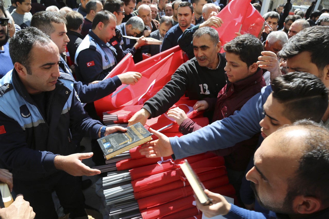 ‘1 milyon bayrak’ camilerde!