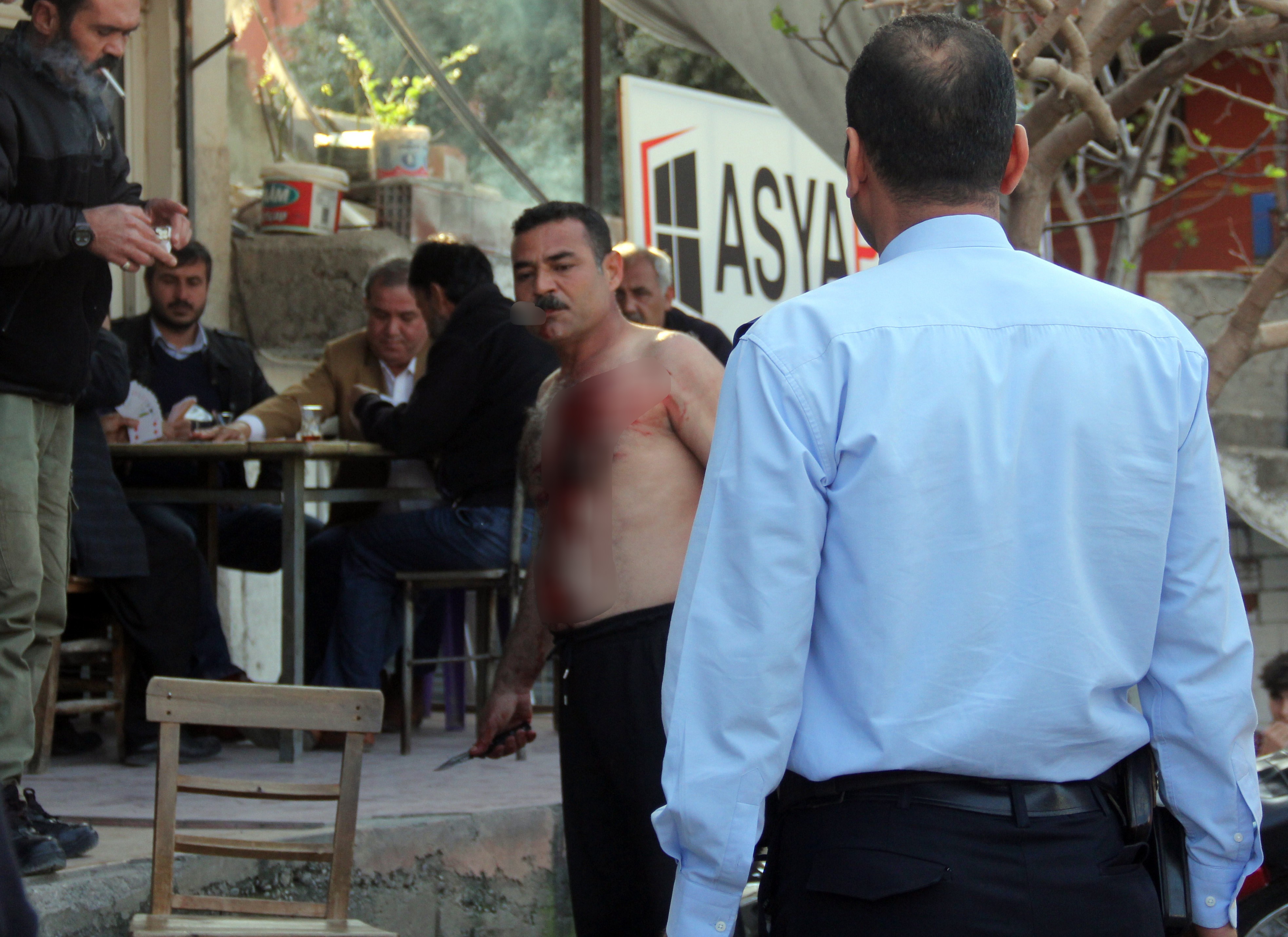 Hem kendini kesti hem Türk kahvesi içti