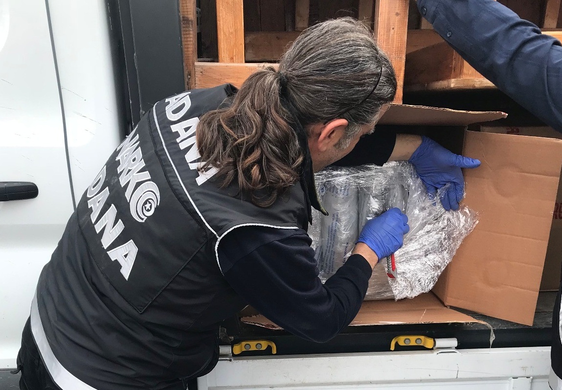 Gardiyan 217 kilo esrarla yakalandı