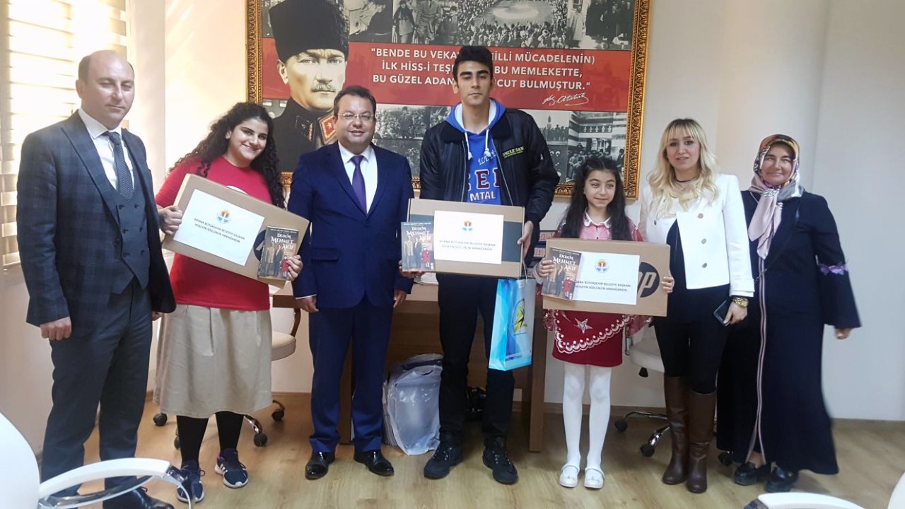 İstiklal Marşı’nı en güzel okuyan öğrencilere bilgisayar ödülü