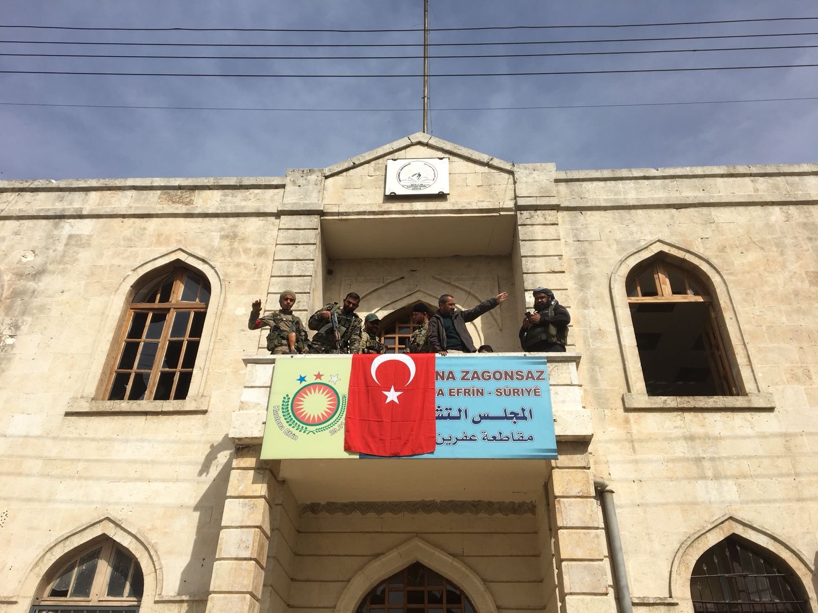 Afrin kent merkezine Türk bayrağı asıldı