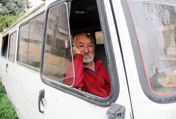 Yaşlı adamın minibüste yaşam mücadelesi