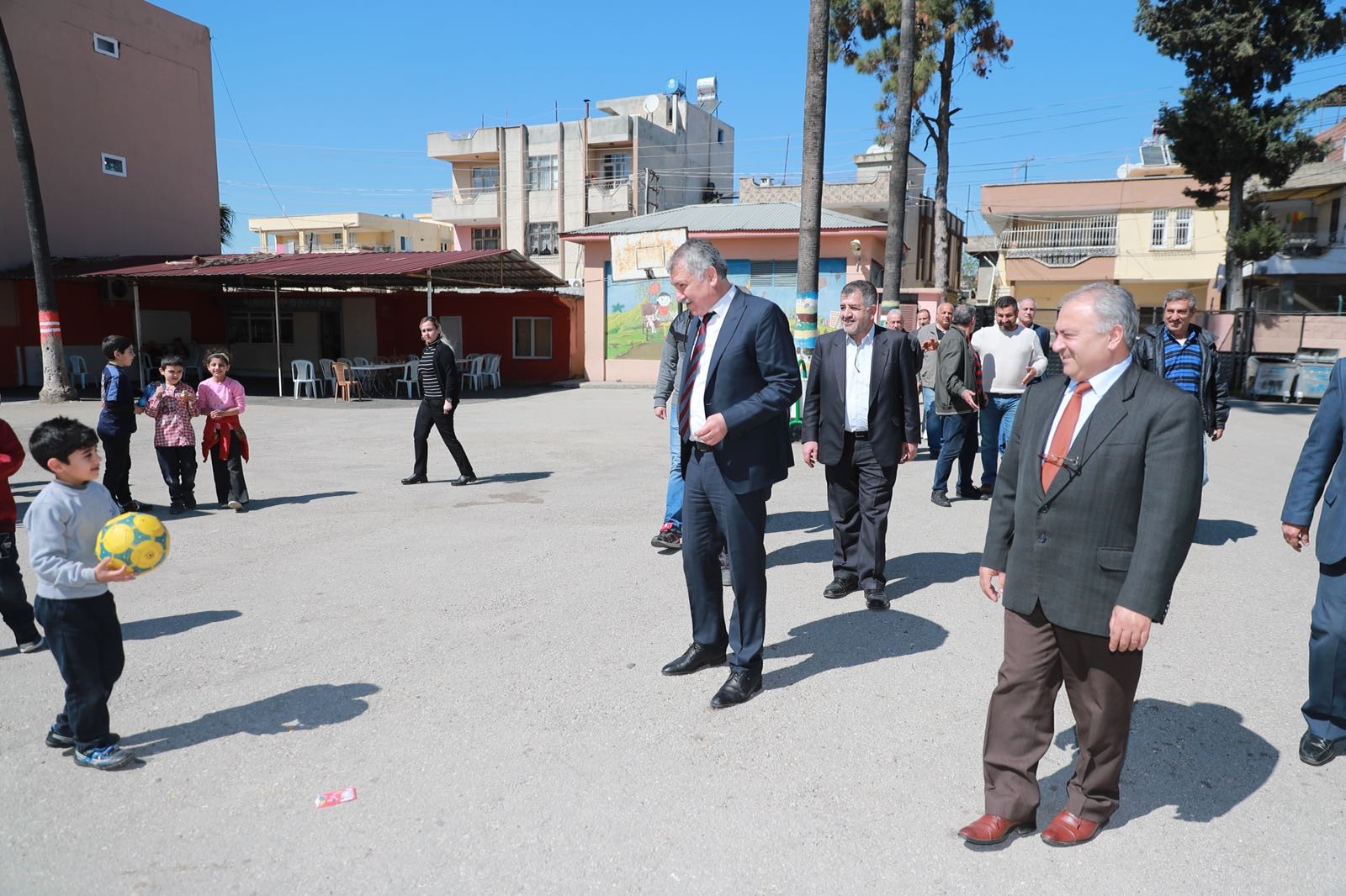 Karalar, eğitime başladığı okulu unutmadı