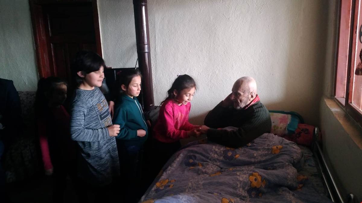 Tufanbeylili öğrencilerden yaşlılara ziyaret