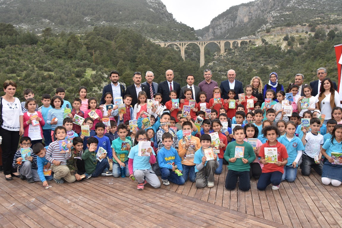 Minik Öğrenciler Tarihi Varda Köprüsü'ne Karşı Kitap Okudu