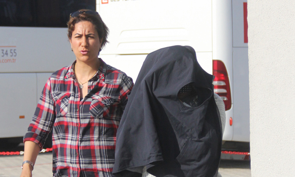Saçı kazıtılıp eve hapsedilen genç kız polise sığındı