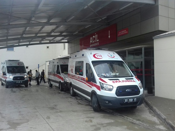 Kozan'da servis kazası: 16 yaralı