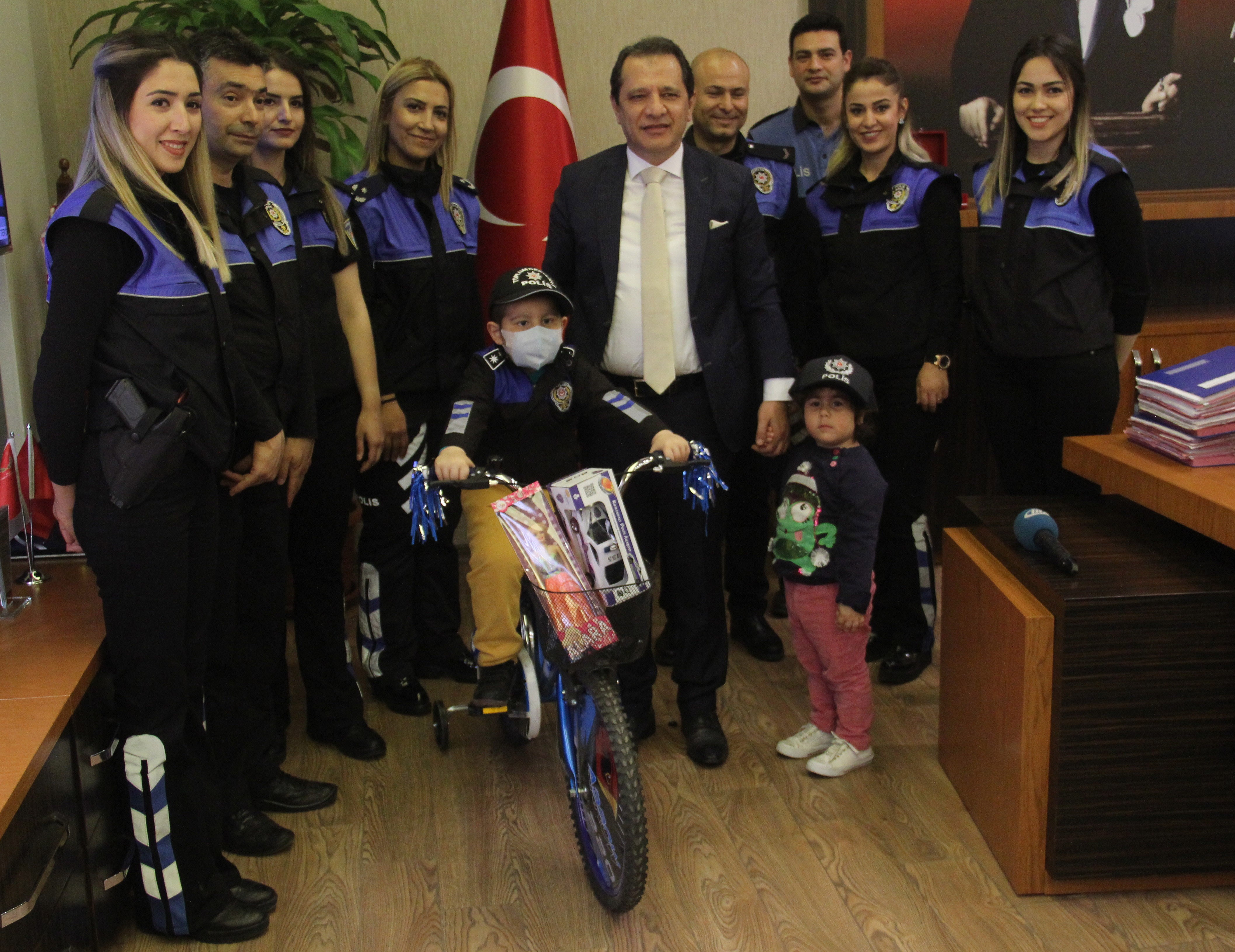 Minik Ayaz'ın polis olma hayalini emniyet müdürü gerçekleştirdi