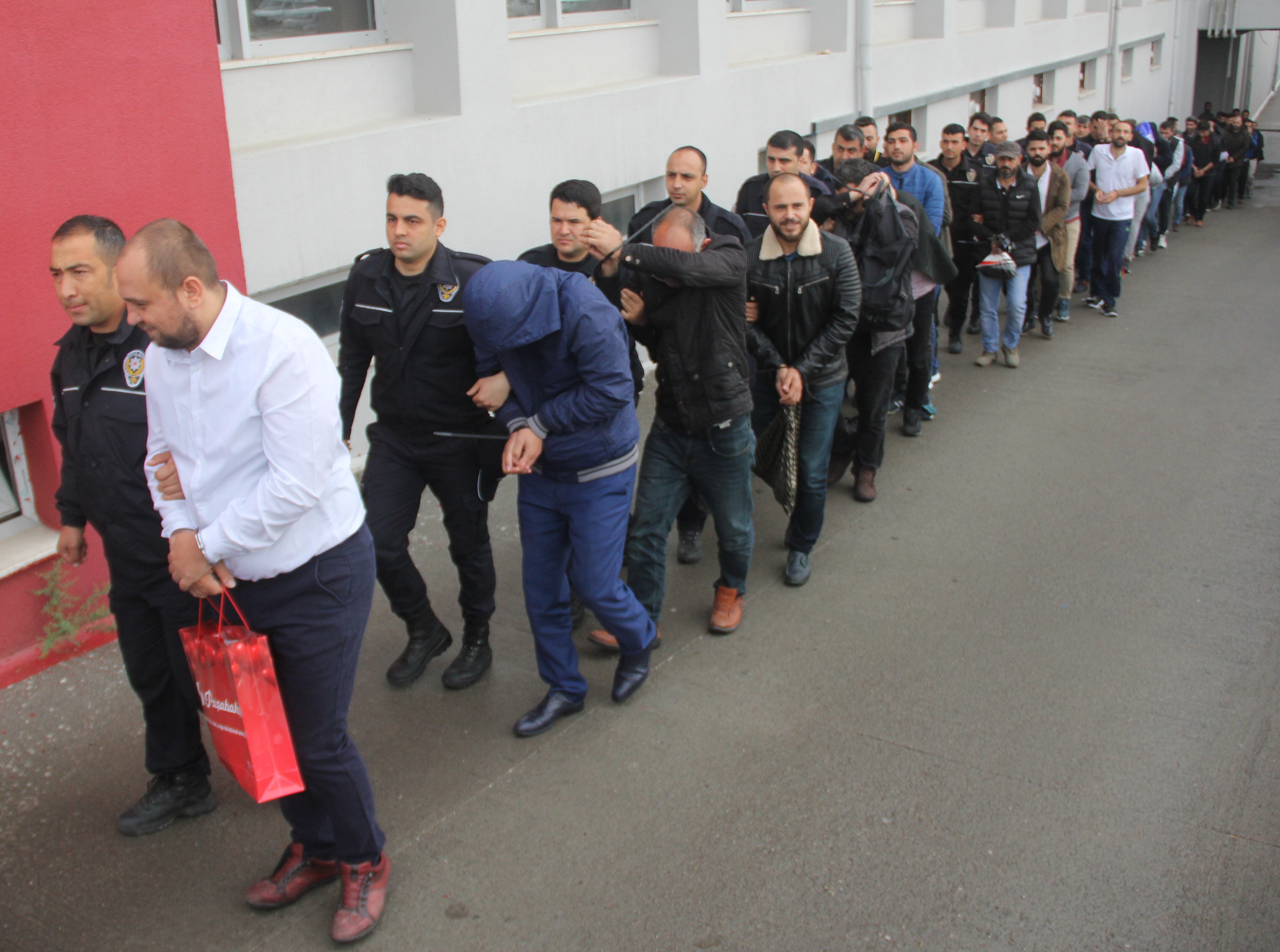 60 kişilik dolandırıcı çetesi adliyeye sevk edildi
