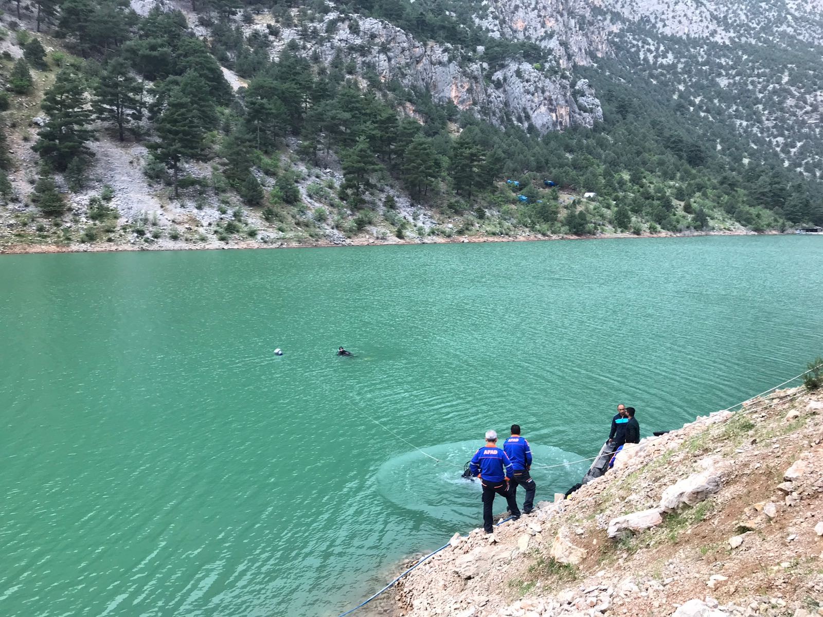 Gölete düşen otomobilde 3'ü çocuk 4 kişi kayboldu