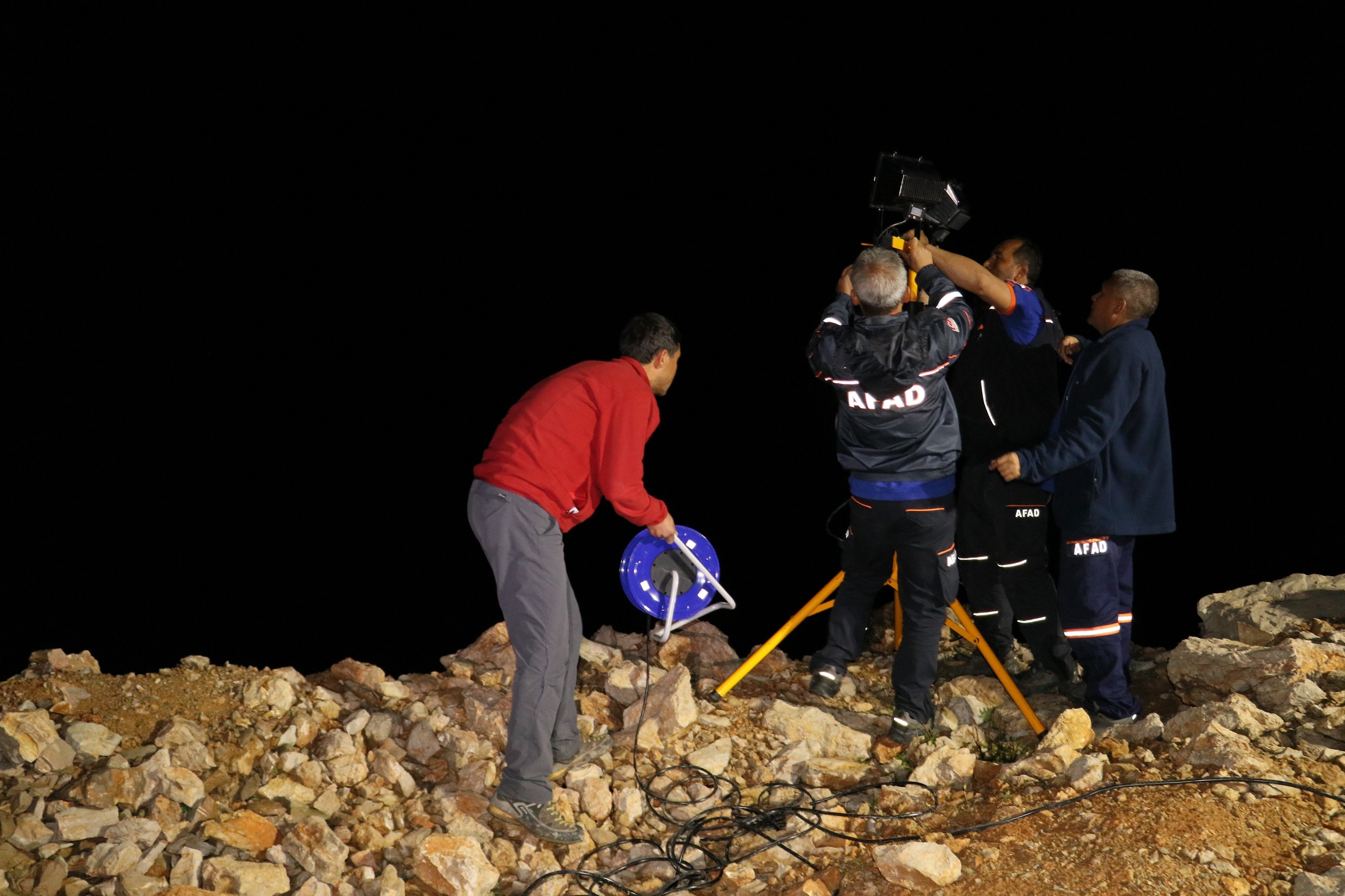 Gölete uçan otomobilde kurtarma çalışmalarına ara verildi