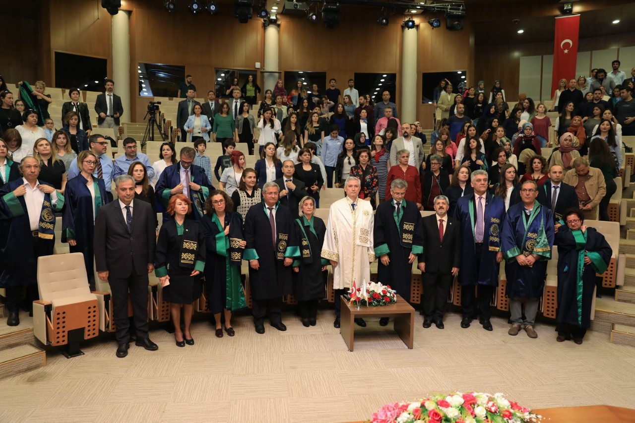 Akademik aşama yapan öğretim üyeleri için tören