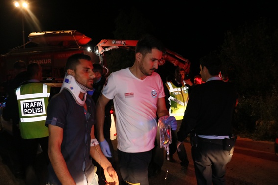 Şarampole devrilen otomobil ağaçta asılı kaldı: 4 yaralı