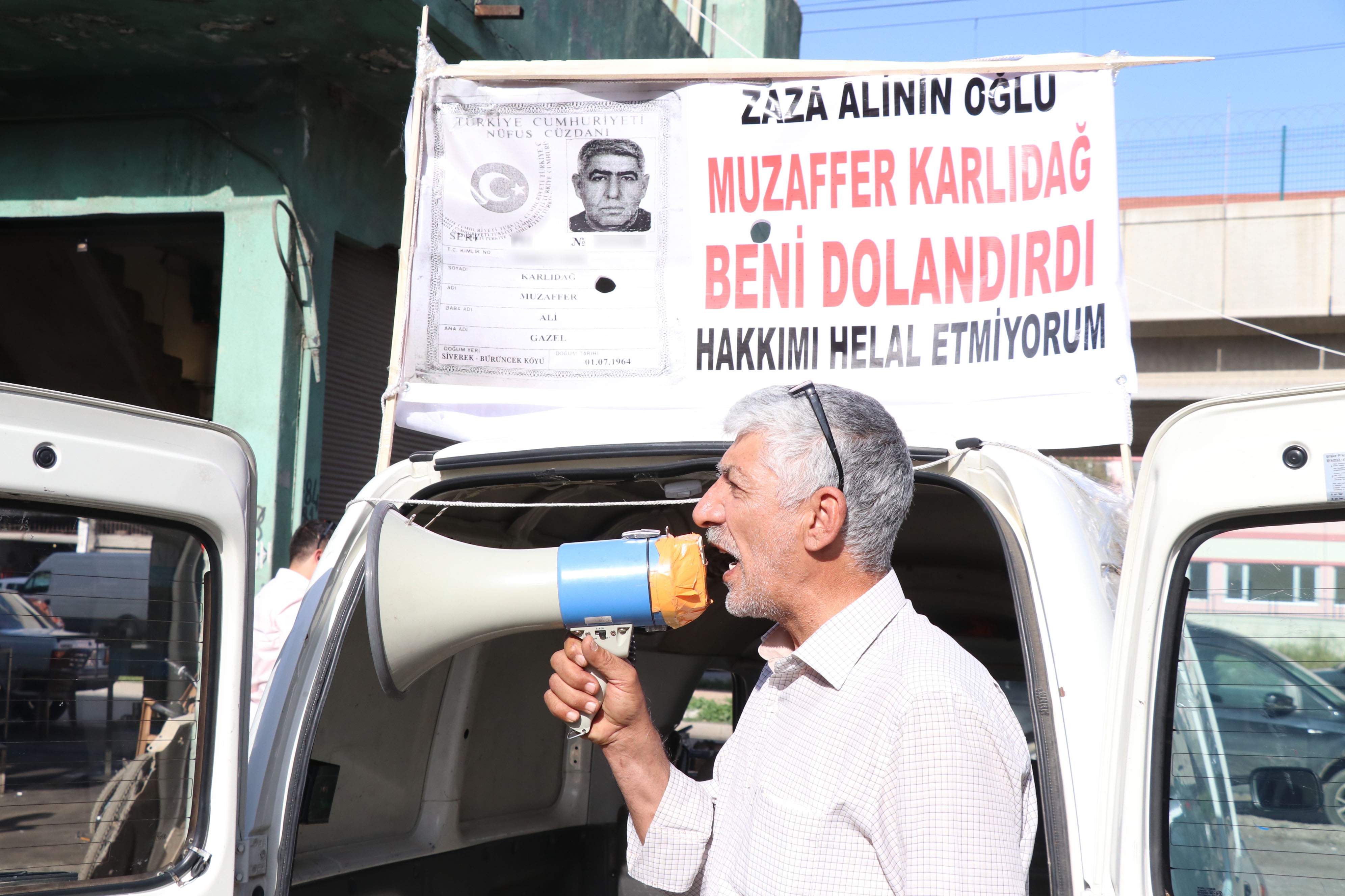 Kendisini dolandıran kişiyi megafonla afişe ediyor