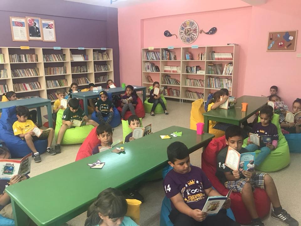Yakapınar İlkokulu’na bin kitap