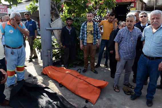 Kamyonun altında kaldı