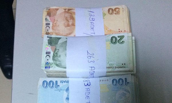 Yasa dışı bahis oynatılan otomobilden para fışkırdı