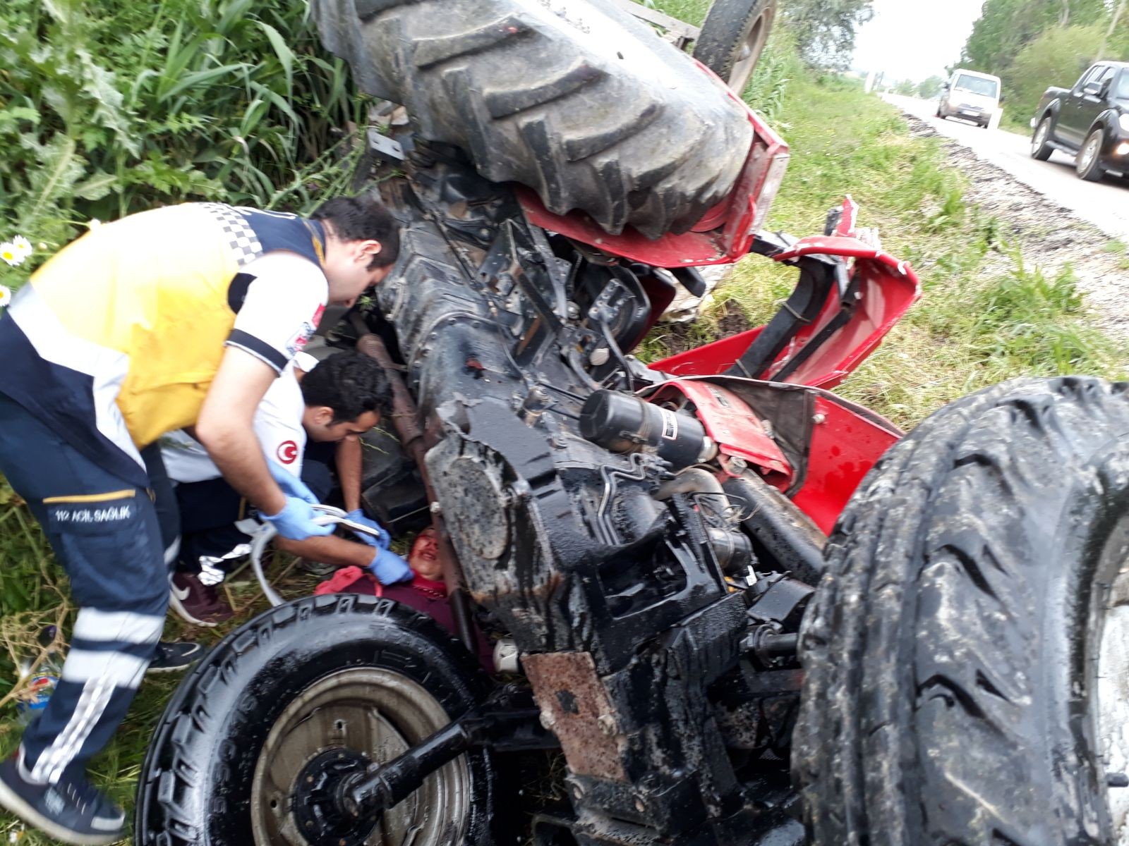 Adana'da yoldan çıkan traktör devrildi: 2 yaralı