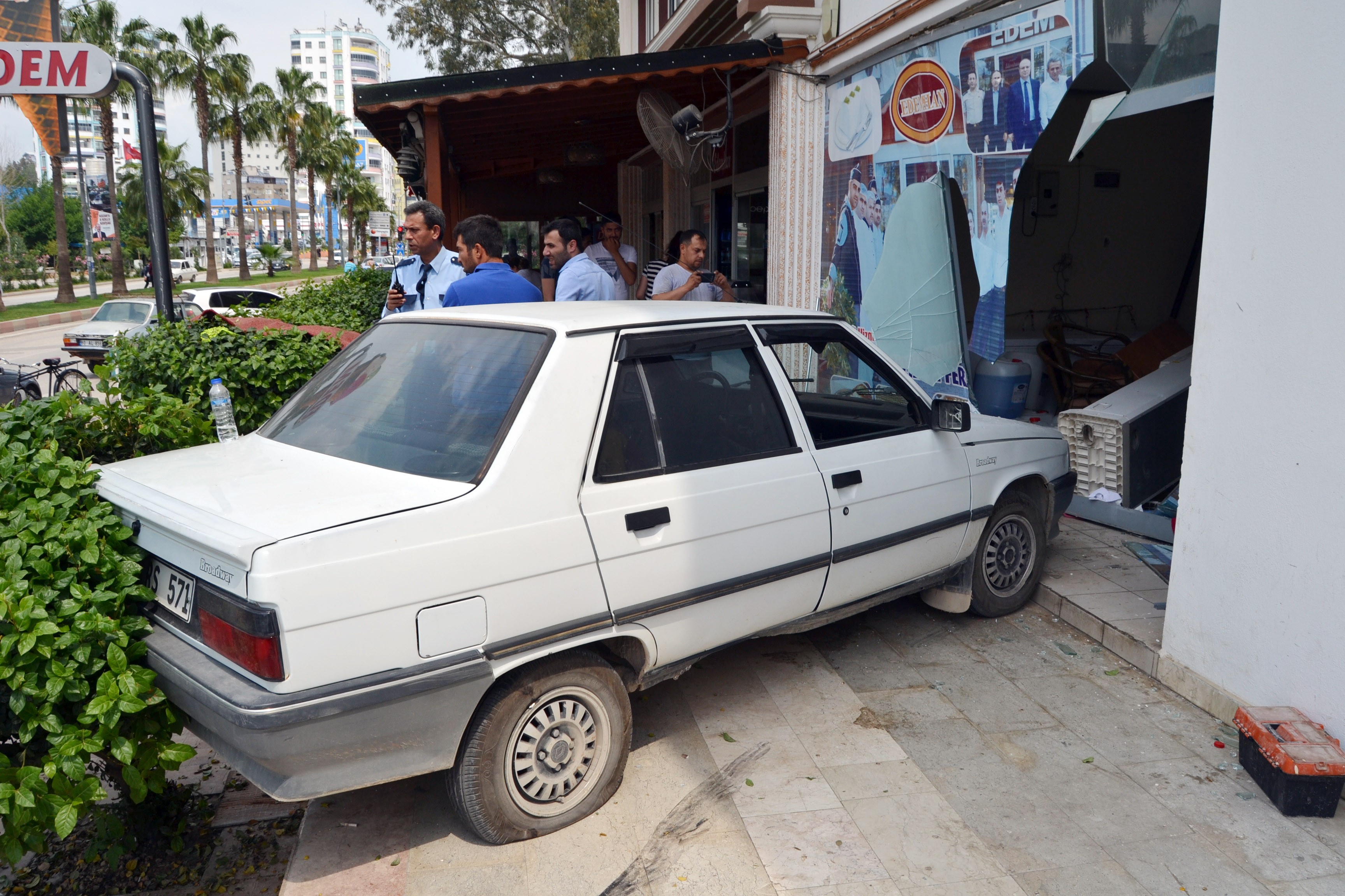Otomobil pastaneye girdi: 4 yaralı