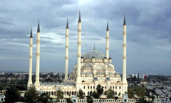 Adana'da Ramazan Bayramı namazı saat 06.08'de kılınacak