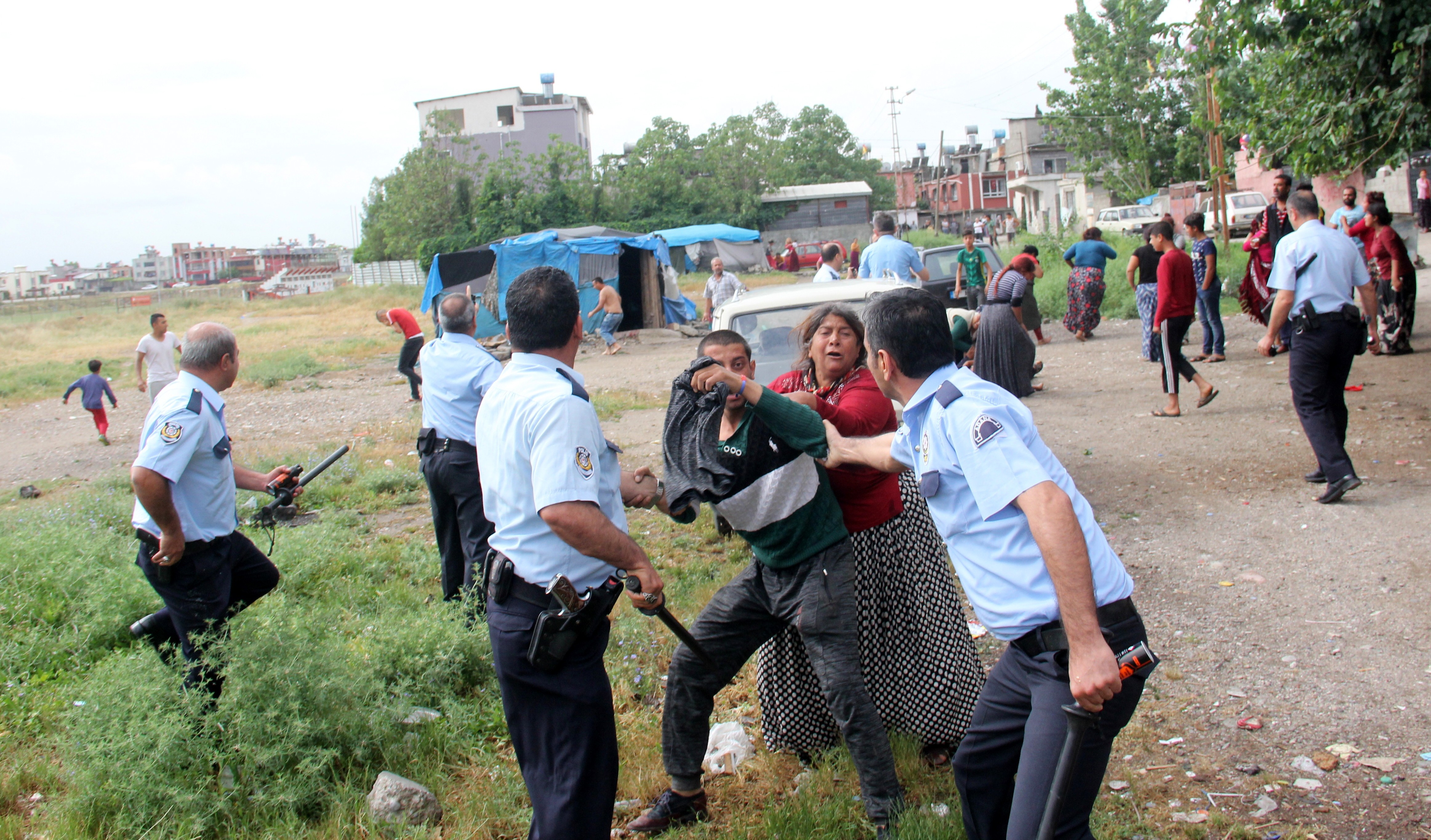 Polise saldıran