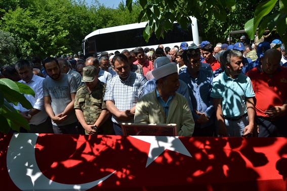 Kore gazisinin cenazesini imam oğlu kıldırdı