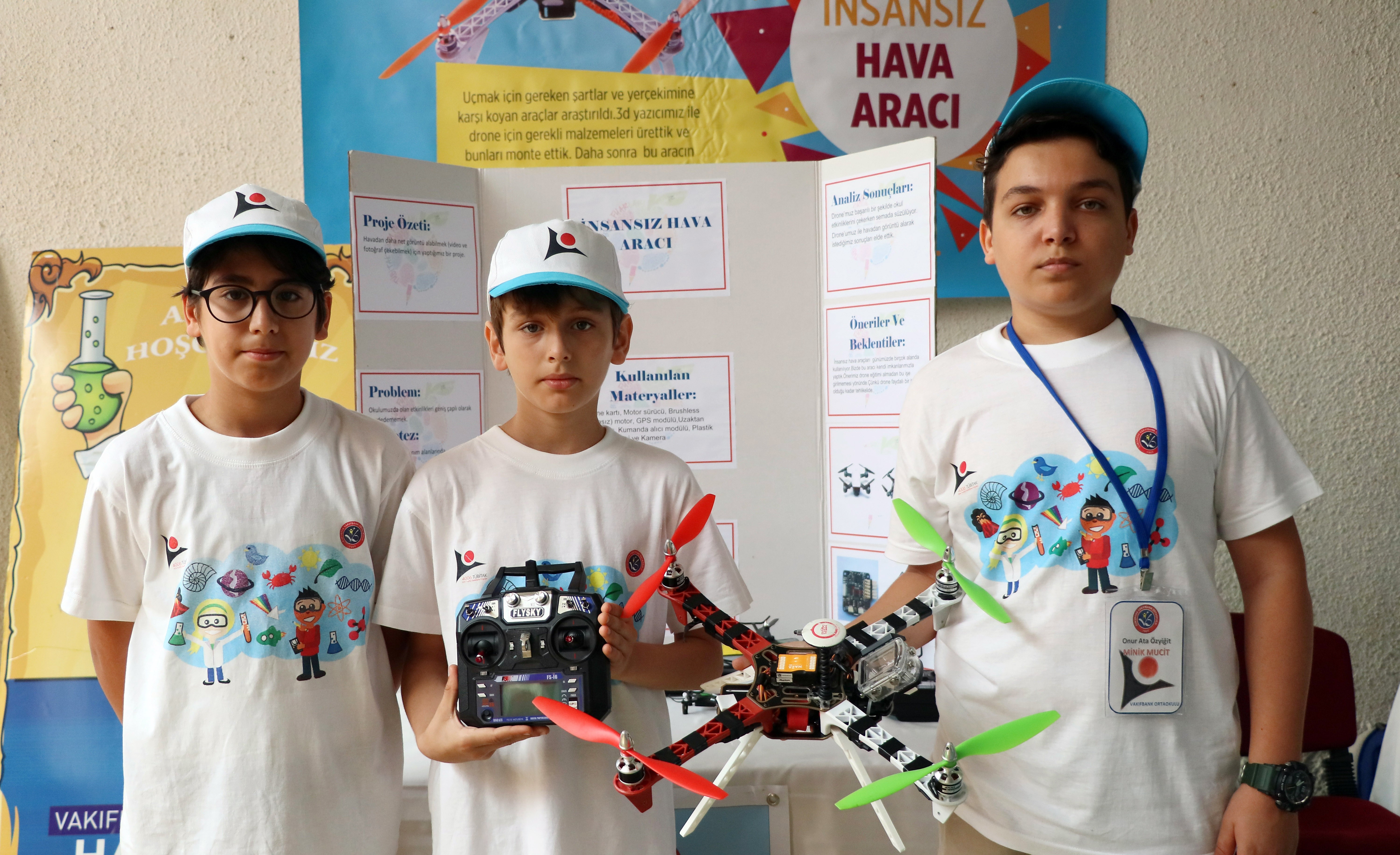 Öğrenciler etkinlikleri havadan görüntülemek için drone üretti