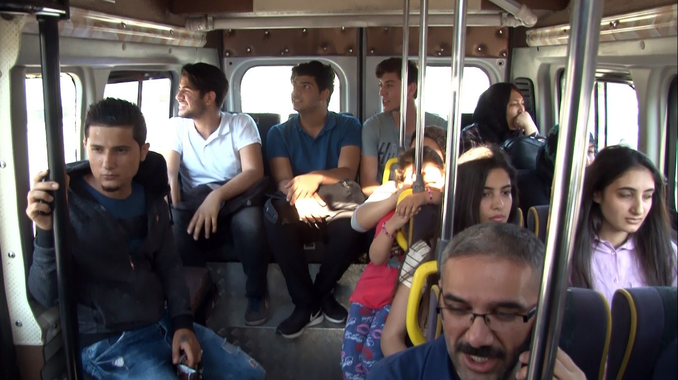 Dolmuşun arka koltuklarını su borusuyla soğutuyor
