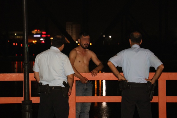 İntihar etmek istedi, polis ikna etti