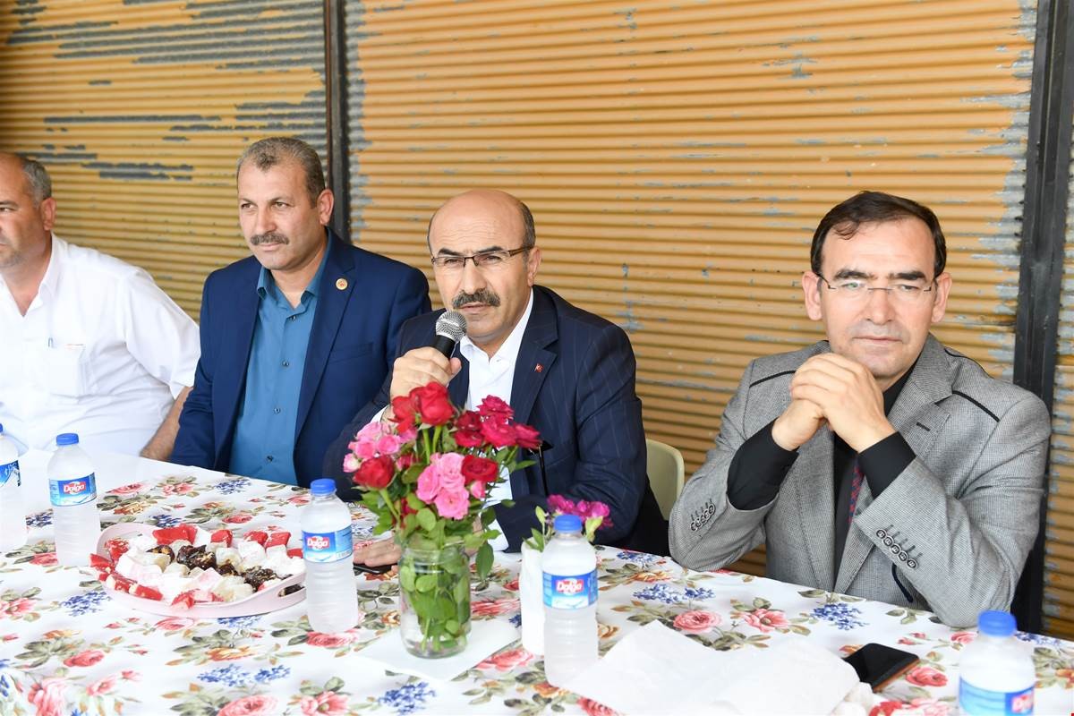 Vali Demirtaş, Salbaş’ta muhtarlar ve vatandaşlarla