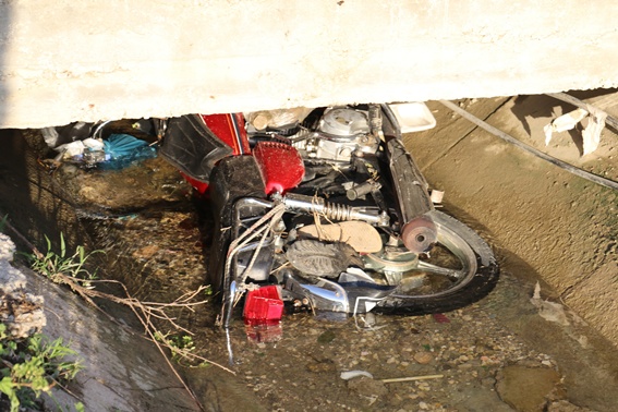 Motosiklet sulama kanalına düştü: 2 ölü