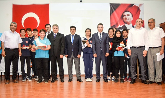 Kuran-ı Kerim öğrenen liselilere ödül